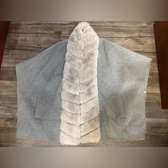 GORSKI Gray Cape with Plush Fur Trim - Picture 15 of 15